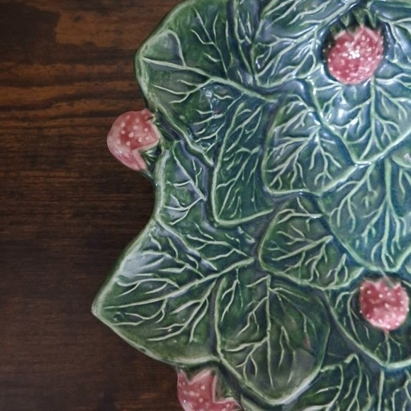 Strawberry Leaf Patch Majolica Footed Serving Bowl - Picture 6 of 10